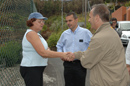 El ministro Alonso saluda a una de las afectadas por el incendio en el término municipal de Icod de los Vinos(Tenerife )