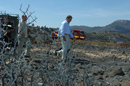 El ministro José Antonio Alonso en una de las zonas arrasadas por el fuego en la que todavía realizan sus trabajos de extinción miembros de la Unidad Militar de Emergencias (UME)