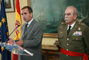 El ministro de Defensa,  José Antonio Alonso, ha recibido hoy al teniente general Pedro Pitarch, que tomará posesión como comandante en jefe  del Eurocuerpo el próximo viernes 21 de septiembre en Estrasburgo