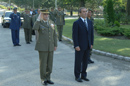 El ministro de Defensa recibe honores a cargo de un piquete a la entrada del edificio San Fernando