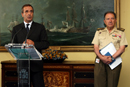 El ministro Alonso, durante su intervención en el Ministerio de Defensa junto al general Felix Sanz, jefe del Estado Mayor de la Defensa