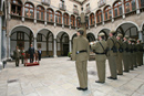 El ministro de Defensa, José Antonio Alonso, recibe honores a su llegada a la Inspección General del Ejército en Barcelona