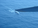 Vista de un barco desde un avión del Ejército del Aire de vigilancia aérea en la operación Noble Centinela.