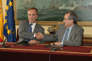 El ministro de Defensa y el Rector de la Universidad de Alcalá se saludan tras la firma del convenio