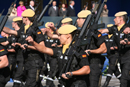 Miembros de la Unidad Militar de Emergencias desfilan por el paseo de la Castellana de Madrid