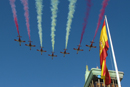 La patrulla Aguila del Ejército del Aire sobrevuela la plaza de Colón en el acto homenaje a los que dieron la vida por España