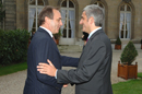 El ministro Hervé Morin saluda al ministro Alonso a su llegada al Ministerio de Defensa de Francia