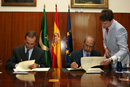 Los ministros de Defensa de España y Mauritania, José Antonio Alonso y Mohamed Mahmoud, durante la firma de un convenio en el Ministerio de Defensa