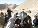 entrega de ayudas a viudas afganas