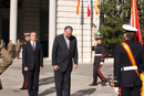 José Antonio Alonso y Allan Wagner, ministros de Defensa de España y Perú saludan a la Bandera en el Ministerio de Defensa