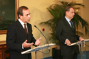 José Antonio Alonso, ministro de Defensa, con Javier Solana, secretario general del consejo de la Unión Europea, durante su visita a Madrid