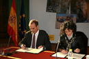 La ministra de Educación y Ciencia, Mercedes Cabrera, y el ministro de Defensa, José Antonio Alonso, durante la firma de un convenio entre ambos Ministerios.