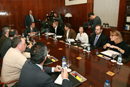 El Ministro de Defensa, José Antonio Alonso, se ha reunido con los representantes de las familias de los militares fallecidos en el accidente del Yak-42