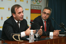 José Antonio Alonso, ministro de Defensa y Alejandro Blanco, presidente del Comité Olímpico Español en la firma del comvenio.