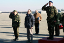 S.M. el Rey y el ministro de Defensa durante su visita a las tropas españolas desplegadas en Afganistán
