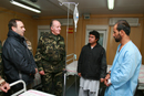 S.M. el Rey y el ministro de Defensa durante su visita a las tropas españolas desplegadas en Afganistán