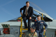 El ministro de Defensa en un F-18 del Centro Logístico de Armamento y Experimentación del Ejército del Aire
