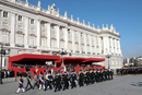 SS.AA.RR. los Principes de Asturias presiden el desfile de los pelotones de época y del Batallón de Honores