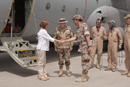El coronel Fontecha recibe a la ministra de Defensa a su llegada al aeropuerto de Herat