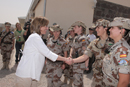 La ministra de Defensa, Carme Chacón, saluda al personal destacado en Herat
