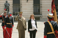 La ministra de Defensa Carme Chacón saluda a la Bandera