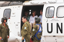 La ministra de Defensa Carme Chacón y la delegación se traslada en helicóptero a la base militar Cervantes