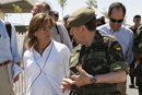 La ministra de Defensa, Carme Chacón, y el general  Félix Roldán durante la visita a la base militar 'Cervantes'