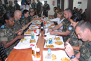 La ministra de Defensa Carme Chacón comparte almuerzo con el contingente
