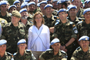 Foto de familia de la ministra de Defensa Carme Chacón con el contingente