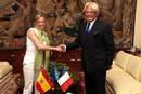 La Ministra Chacón saluda al embajador de Francia, Bruno Delaye