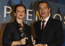 El secretario de Defensa, Constantino Méndez, entrega el premio 'José Francisco Querol y Lombardero' a Rosario Domínguez