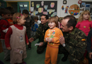 Personal del equipo Cívico-Militar hace entrega de material escolar y juguetes a la guardería central de Mostar