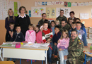 Efectivos del equipo Cívico-Militar de la Fuerza Española en la entrega de material mobiliario al colegio interétnico de Gubavica