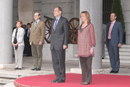 La ministra de Defensa, Carme Chacón, y el secretario general de la UE, Francisco Javier Solana, durante los honores