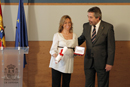 Tras la presentación del Día de las Fuerzas Armadas, el alcalde de Zaragoza, Juan Alberto Belloch, impuso a la ministra de Defensa la medalla del 'Defensor de Zaragoza'