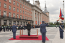La ministra de Defensa Carme Chacón recibe honores en la lonja principal del Cuartel General del Ejército del Aire