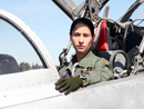 La alférez González Torres en la cabina del F-5