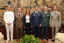 La ministra de Defensa, Carme Chacón con los números uno del IX Curso de Estado Mayor de las Fuerzas Armadas