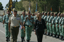 La ministra de Defensa pasa revista a las tropas en la Brigada de la Legión