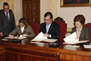 La ministra de Defensa, el presidente de Extremadura y la alcaldesa de Cáceres durente la firma del convenio en el Ayuntamiento