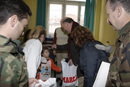 Vicente del Bosque junto con el teniente coronel Estévez entregan material deportivo a los niños hospitalizados