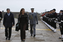 La ministra de Defensa Carme Chacón junto a su homólogo portugués Nuno Severiano Teixeira pasa revista a la fuerza portuguesa