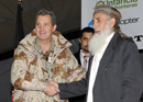 El general José Jiménez y el subgobernador de Herat tras la entrega de la ayuda humanitaria