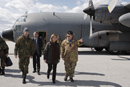 La ministra de Defensa Carme Chacón a su llegada a Kosovo