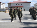 La ministra de Defensa Carme Chacón pasa revista a la Fuerza en Istok