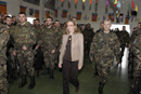 La ministra de Defensa Carme Chacón durante su visita a Kosovo