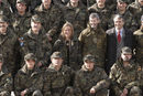 Foto de familia de la ministra Chacón con el contingente español desplegado en Kosovo