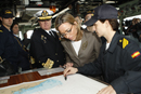 Carme Chacón, ministra de Defensa en el puente de mando de la fragata 'Numancia' en la Base Naval de Rota