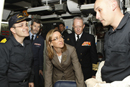 Carmen Chacón, ministra de Defensa y el comandante del buque, CF Manuel Angel Martínez, durante su visita a la fragata 'Numancia'