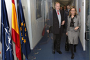 El embajador representante de España ante la OTAN, Carlos Miranda acompaña a la ministra de Defensa Carme Chacón durante su visita a Bruselas